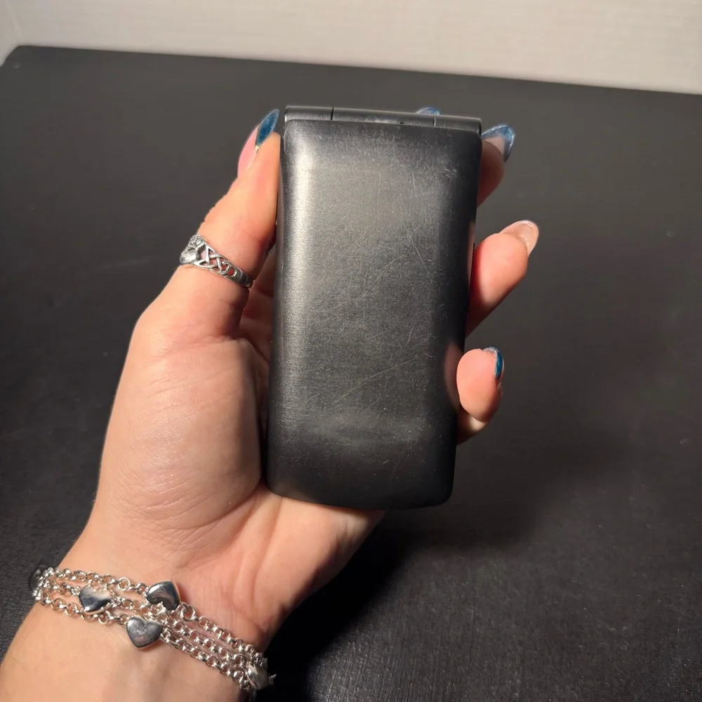 LG Classic Black Flip Phone - Verizon with charger